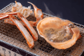【春＆秋のお料理・焼きガニ】香住ガニをじっくりと炭火で焼くと、カニ本来の甘みと旨みが凝縮されます。