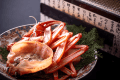 【春＆秋のお料理・焼きガニ】香住ガニをじっくりと炭火で焼くと、カニ本来の甘みと旨みが凝縮されます。