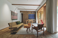 【202】上質な素材感を感じられるシンプルな家具が揃った客室