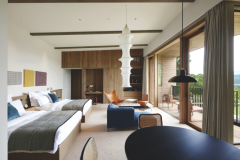 【203】モダンさが際立つ印象的なデザインの家具が揃う客室