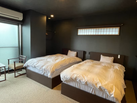 8畳ツインルーム　トイレ付き（アウトバスタイプ）