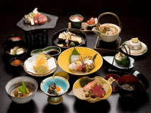 旬の食材を堪能する「季節の懐石料理」写真はお料理一例です。