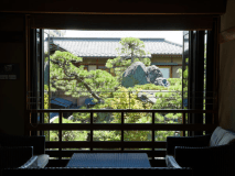 日本庭園を望む　テラス＆半露天風呂付き客室　一例（和洋室）　定員6名