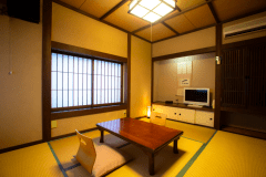 【本館・6畳和室】昔ながらの落ち着く和室。