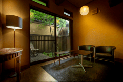 【新館・春花】春をイメージした洋室で、交差する梁は森のロッジのような趣。専用の坪庭とウッドデッキ付。