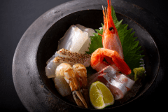 【お造り】香住の漁港にその日揚がった新鮮な魚介類をお造りでどうぞ。