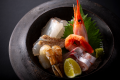 【お造り】香住の漁港にその日揚がった新鮮な魚介類をお造りでどうぞ。