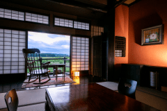 【1階テラス付客室】テラスから四季の情緒を感じられるお部屋。湯上りのひと時も格別です。