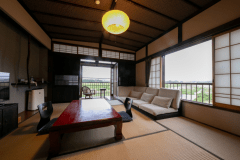 【2階角部屋】窓の多い開放感のある角部屋。四季折々の那珂川の表情の変化をご堪能ください。