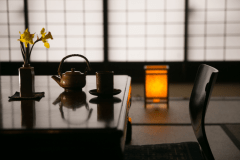 【お部屋】徳川家由来の小砂焼の急須と湯呑で一服。普段はできないお話をしてみてはいかがでしょうか。