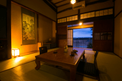 【2階高天井和室】鮎の遡上で知られる那珂川を眼下に眺めながら、ゆったり流れる時間をお楽しみください。