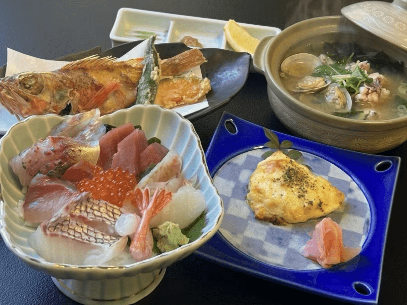 【公式サイト限定】地魚てんこ盛り★海鮮丼プラン★大人気のカサゴの唐揚げ付き！〈屋上貸切露天風呂無料〉