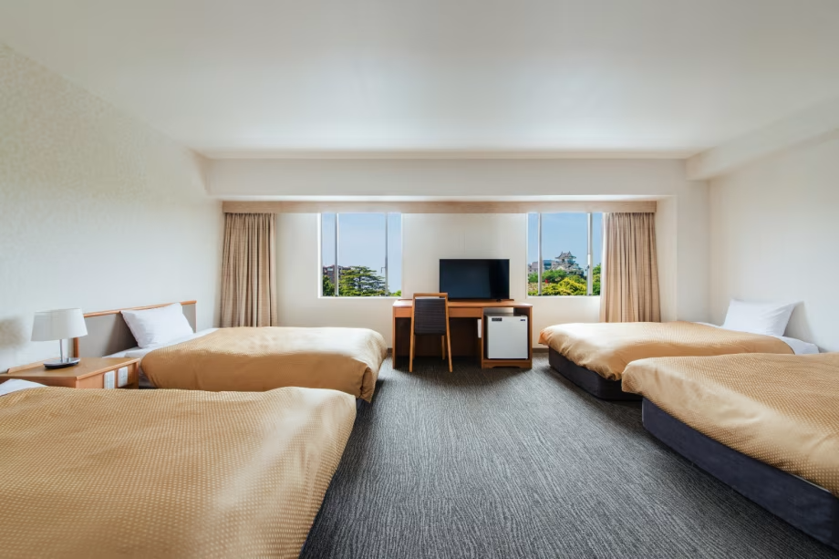 【ファミリールーム】ベッド4台の広めのお部屋です。ご家族やグループでのご利用にオススメ。 【ファミリールーム】ベッド4台の広めのお部屋です。ご家族やグループでのご利用にオススメ。