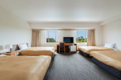 【ファミリールーム】ベッド4台の広めのお部屋です。ご家族やグループでのご利用にオススメ。 【ファミリールーム】ベッド4台の広めのお部屋です。ご家族やグループでのご利用にオススメ。