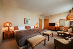 【スイートルーム・ベッドルーム】落ち着いた照明でゆっくりとお休みいただけます