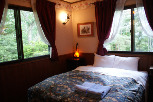 ダブルルーム。ローマが舞台の歌劇「トスカ」に登場するヒロインのイメージでコーディネートしました。
フローリアトスカと歌われている通り、華やかな装いのお部屋です。