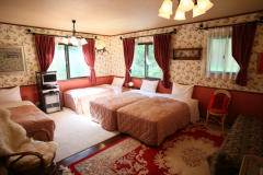 3～5ベッドルーム。歌劇「カルメン」に登場する妖艶なジプシー女性をイメージした華やかさを出すため、バラの花をふんだんに使用しました。
5ベッドの場合、1台はソファベッドです。