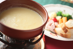 ディナーはチーズフォンデュのコースもございます。