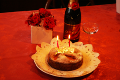 大切な記念日をオペラ軽井沢でお祝い♪
夕食の始めにスパークリングワインを、デザートにホールケーキをご用意！
（氏名や言葉の記入には対応しておりません）