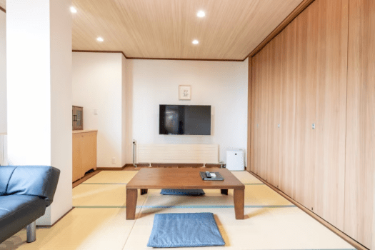 Spacious Japanese/Western style room