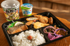 【朝食】地元食材を使用し、心を込めて作る栄養バランスの良いお弁当です。朝8時にお部屋へお届けします