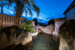 【客室露天風呂】源泉かけ流しの贅沢な湯浴みをお楽しみください。