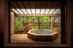 【大浴場】湯に浸ることはもちろん、天童の紅葉を眺めながら、心ほどけていくような安らぎを。