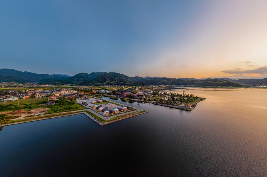 【素泊り】湖に浮かぶ絶景と「源泉かけ流し温泉」東郷温泉の湯に癒される～湯けむりグランピングステイ～■自由に選べるお食事スタイル