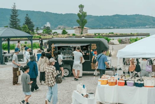 限定開催《グランレイクマルシェ》■6月14日(日)■当施設の大人気イベントが今年も開催！湯梨浜の湖畔を満喫するグランピングステイプラン【宿泊者限定プレゼント付き】