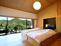 冬季限定【本館・露天風呂付き客室】ロフトと露天風呂～約25平米