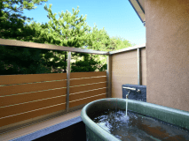 冬季限定【本館・露天風呂付き客室】ロフトと露天風呂～約25平米