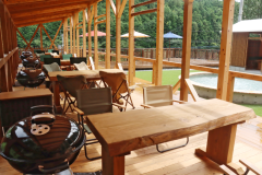 🎋Bambooデッキ：屋根付きで雨天も安心！最大40名OKの開放的な団体向けBBQサイト🍖