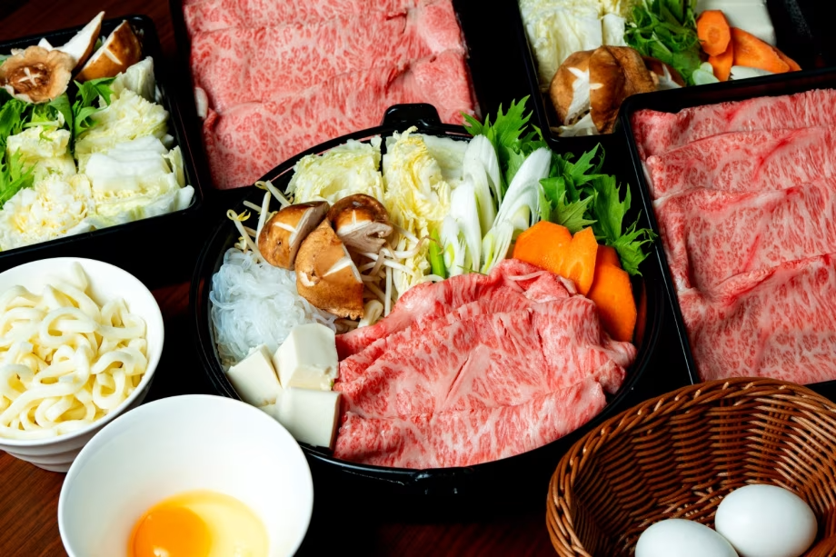 【2食付（食材のみ）・すき焼きコース】とろけるような甲州牛を贅沢に味わう◆～特別な場所で堪能する美食と絶景～