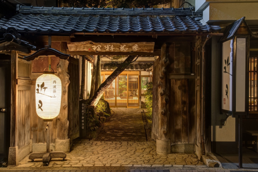 *【外観】篠山城跡そばの老舗料理旅館です。