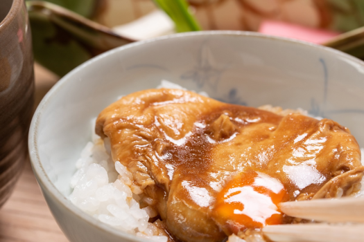*【お食事】夕食のぼたん鍋コースの〆には近又特製の半熟卵でいただく、ぼたん丼