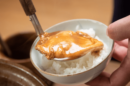 *【お食事】夕食のぼたん鍋コースの〆には近又特製の半熟卵でいただく、ぼたん丼