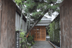 *【玄関】丹波篠山に佇む老舗旅館へようこそ。