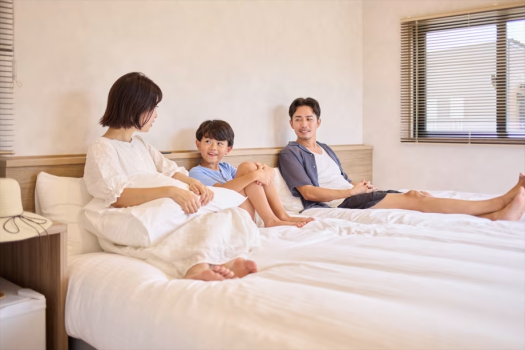 【アウトドアリビング＋ツインルーム】
17.03㎡の客室に大きなダブルサイズのベッドを2つ用意！バスタブと洗い場のあるバスルームと独立洗面台、トイレを完備