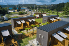 【施設外観】「キャンプ気分をホテルクオリティで！」のコンセプトホテル！各部屋にタープを完備したアウトドアリビングを設置