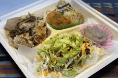 地元の人気お弁当屋さんがつくる「やんばる食材」を使った日替わり弁当（フロントの電子レンジで温め可能です）