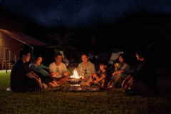 やんばるの満天の星空を背景に大自然に囲まれた開放感のある芝生スペースでの焚火！（持込可・貸出はHPから要予約）大自然の中でのリトリートタイムを満喫下さい！