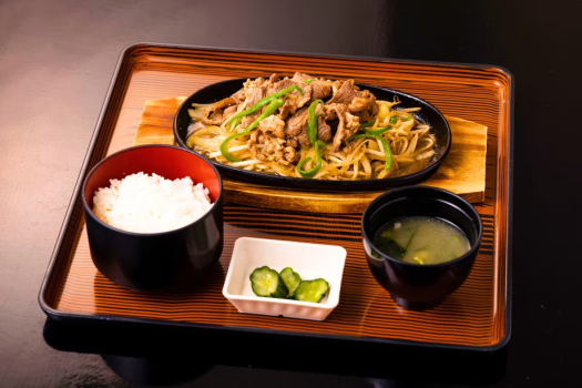 【ジンギスカン定食】ヘルシーな羊肉と野菜もたっぷりな人気メニュー