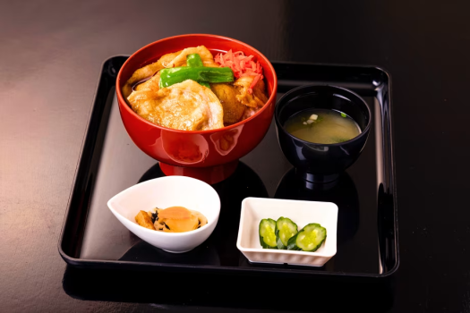 【十勝豚丼】ボリューム満点！とろけるような口どけと濃厚な赤身のあじわい