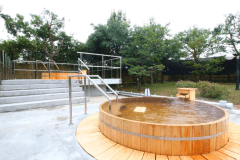 露天風呂は屋根がなく、開放的で
春夏秋冬それぞれの景色をお楽しみいただけます