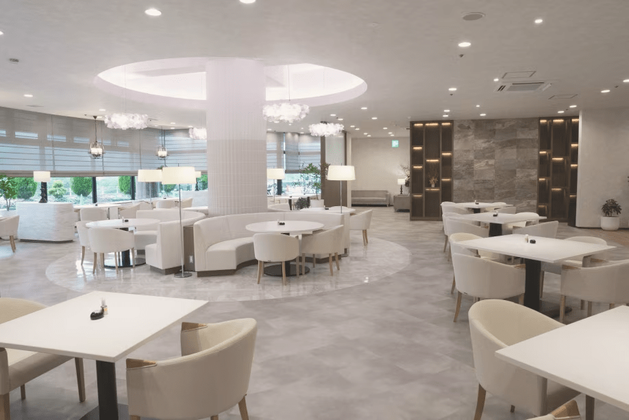 ホワイトをベースにタイルや意匠照明でピンクカラー使用しており、
津山のサクラと風をイメージした清潔感のある爽やかなおもてなしの空間としました。
津山らしさにこだわった地産地消のお食事を楽しめるレストランです。