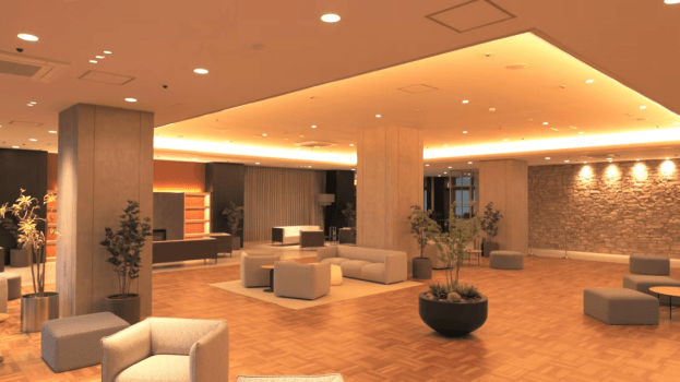 自然豊かな野山イメージして、優しい木目と柔らかい照明、活力のある植栽を配置し、
ナチュラルでリラックスできる空間としました。
一部に津山城の石垣をイメージした壁面を施してあります。