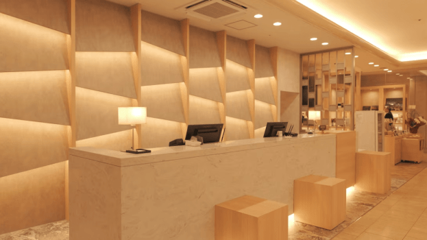 カウンターバックには、城下町の面影が残る城東地区の建物の屋根瓦をモチーフに間接照明も合わせてデザインしており、
明るくお客様をお迎えできるフロントにしております。