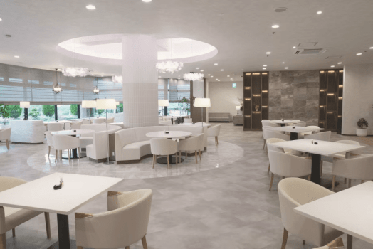 ホワイトをベースにタイルや意匠照明でピンクカラー使用しており、
津山のサクラと風をイメージした清潔感のある爽やかなおもてなしの空間としました。
津山らしさにこだわった地産地消のお食事を楽しめるレストランです。