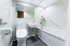 【浴室リニューアルしました】白を基調とした明るい浴室で、寛ぎのバスタイムをお過ごしください。