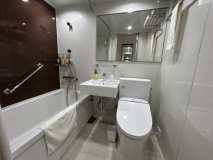 【浴室リニューアルしました】白を基調とし、浴槽壁面のウッドカラーが、落ち着いたバスタイムを演出してくれます。